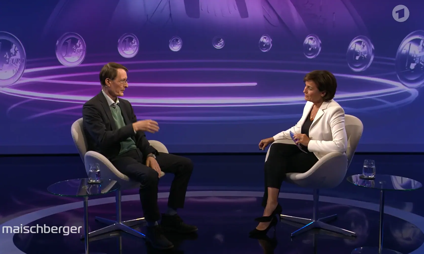 Ein Lkw steht an der kanadisch-amerikanischen Grenze